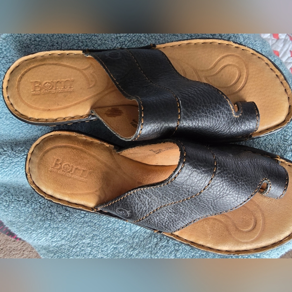 Born slides Size 9, black pebbled leather
